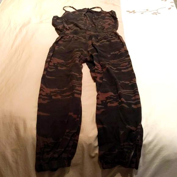 Camo Jumpsuit with Pockets - Picture 5 of 5